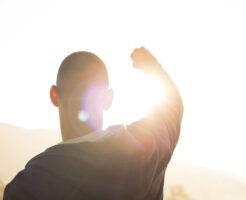 ガッツポーズする男