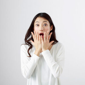 驚く女性
