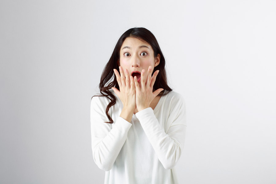 驚く女性
